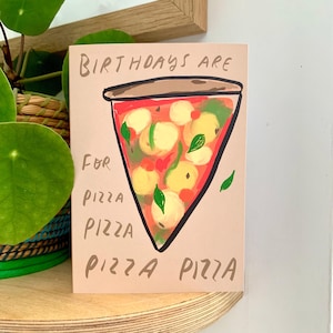 Tarjeta "Los cumpleaños son para pizza" de Nicola Rowlands. Diseño moderno y encantador.