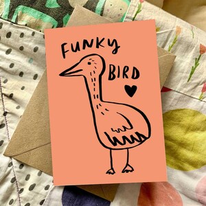 Tarjeta Funky Bird de Nicola Rowlands: linda y amigable felicitación de cumpleaños para niños, tarjeta reciclada simple.