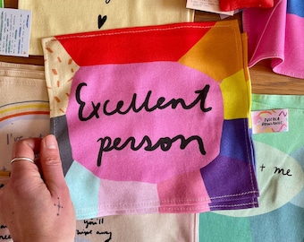 Excellent Person handgemaakte zakdoek van biologisch katoen met illustratie - cadeau voor de start van het schooljaar, een nieuwe baan, een nieuw avontuur of op reis.