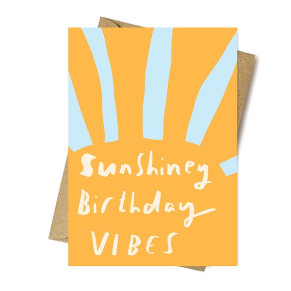 Tarjeta Sunshiney Birthday Vibes por Nicola Rowlands. Lindo diseño moderno eco amigable stock tarjeta reciclada. Diseñador del Reino Unido