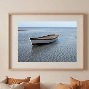 Drewniana łódź na ścianę, spokojna fotografia ucieczki, minimalistyczny wydruk do domku na plaży