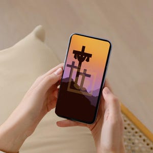 Puede incluir: Una taza de cerámica blanca con un asa negra y el texto "But First, Coffee" en negro, en negrita. La taza está sobre una superficie blanca.