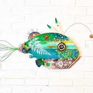 Hana Retro Jungle I'a, Arte Boho, Arte de pared Driftwood, Arte de objetos encontrados, Arte reciclado, Casa de playa, Decoración costera, Verde, Azul, Pescado, Regalo