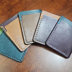 Cartera para tarjetas de crédito de cuero con 3 bolsillos con cuero Pueblo, un tarjetero minimalista hecho a mano de cuero italiano de grano completo.