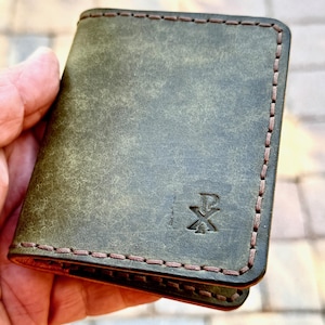 Cartera plegable vertical fabricada en EE. UU. con cuero curtido vegetal de primera calidad de Pueblo. Diseño clásico de cartera, tarjetero con bolsillo frontal, regalo para él