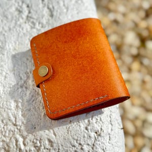 Cartera plegable vertical fabricada en EE. UU. con cuero curtido vegetal de primera calidad de Pueblo. Diseño clásico de cartera, billetera para efectivo, monedas y tarjetas, regalo para él