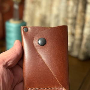 Cartera de hombre hecha a mano de cuero reformado, fabricada en EE. UU., cuero genuino, billetera de cuero auténtico EDC de primera calidad con pátina en el bolsillo delantero, BB Warfield