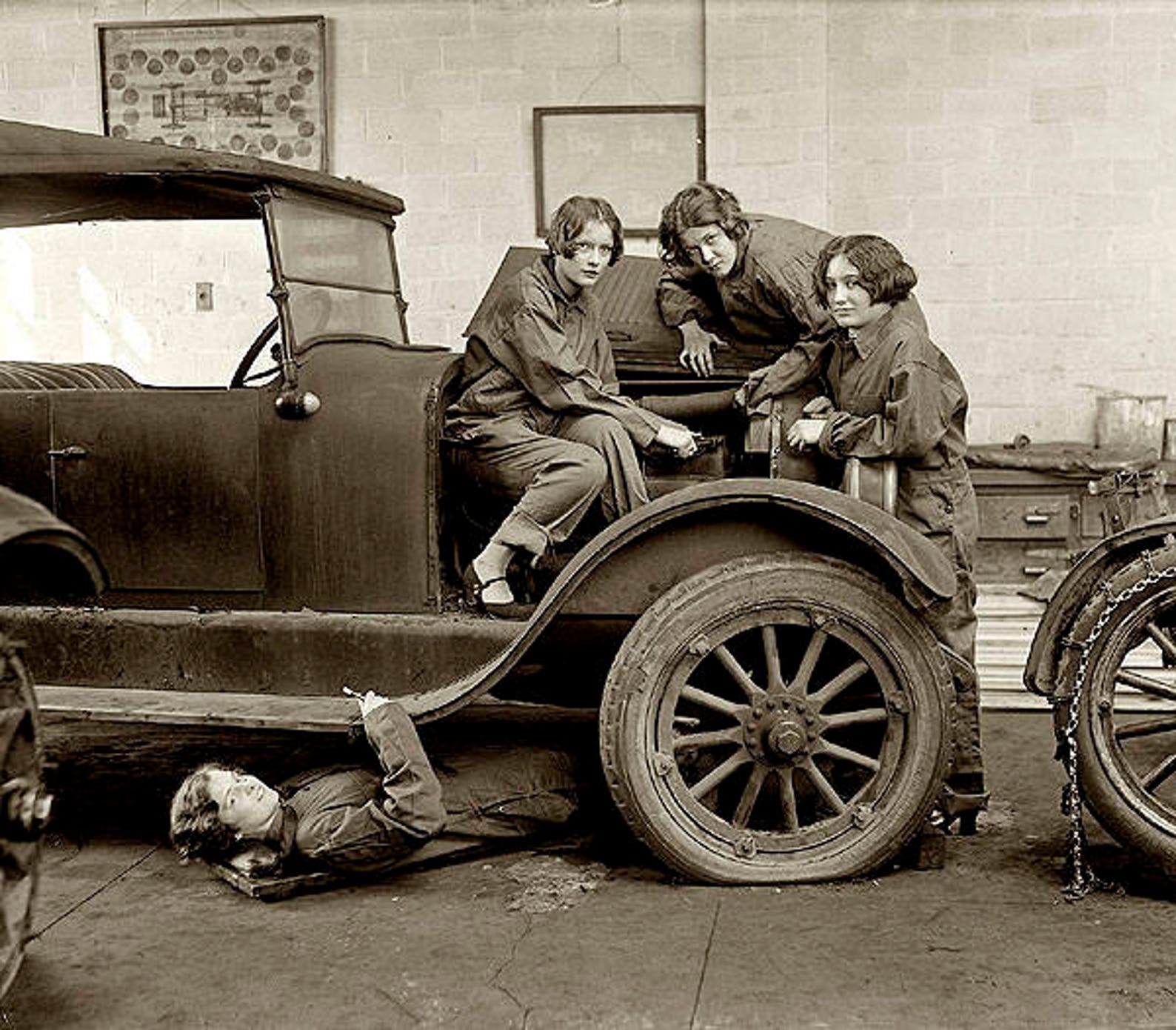 Старый автомобиль 1920