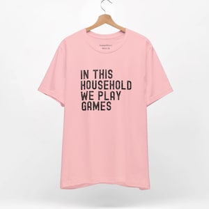 この家庭ではゲームをしますTシャツ、ファミリーゲームナイトシャツ、ビデオゲームプレイヤーTシャツ、卓上ゲームプレイヤーへのギフト、ユニセックスゲーマートップ