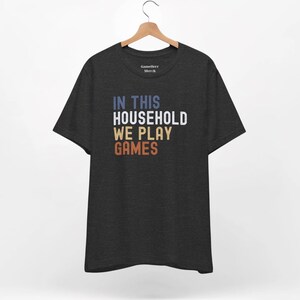 T-shirt de style vintage dans cette maison, nous jouons à des jeux, haut de nuit minimaliste pour jeux de famille, chemise de jeu de société pour les familles, couples
