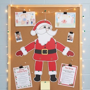 Op de afbeelding: Een prikbord met een grote kerstman-uitsparing, kindertekeningen en foto's. Het bord toont ook flyers voor een wintervakantiefeest en een speelgoedactie, allemaal vastgehouden met zwarte paperclips. Slingers omlijsten het bord.