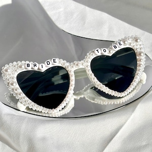 Kundenspezifische Braut-Herz Rhinestone-Sonnenbrille, Braut, zum Sonnenbrille zu sein, Bräutigam-Brautsonnenbrille-Hochzeit, Brautdusche, Perlen-Sonnenbrille-Braut