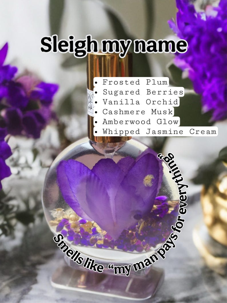 Puede incluir: Un frasco de perfume redondo y transparente con tapa dorada, que contiene una flor morada y otros elementos florales. El texto "Sleigh my name" est&aacute; en la parte superior, con notas de fragancia enumeradas a continuaci&oacute;n. Tambi&eacute;n est&aacute; presente la frase "Smells like 'my man pays for everything'".