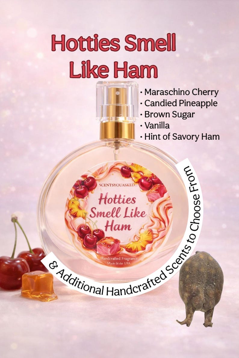 Puede incluir: Un frasco de perfume redondo con tapa dorada y el texto "Hotties Smell Like Ham". La etiqueta presenta ilustraciones de cerezas, pi&ntilde;a y jam&oacute;n. Las notas de la fragancia incluyen cereza marrasquino, pi&ntilde;a confitada, az&uacute;car moreno, vainilla y un toque de jam&oacute;n salado.