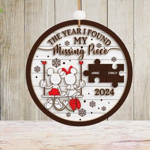 2024 El año en que encontré mi pieza faltante Adorno Svg, Feliz Navidad Encantadora Pareja Ratón Archivo Cortado Con Láser Svg, Decoración Navideña Redonda De Madera Para El Hogar