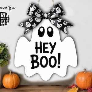 Leuke spookdeurhanger - &quot;Hey Boo!&quot; Halloweenbord met strik voor veranda of spookachtige binnendecoratie