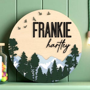Plaque de porte personnalisée Woodland | Plaque nominative personnalisée pour bébé, montagne et forêt | Décoration murale nature pour chambre de bébé | Cabane rustique pour bébé