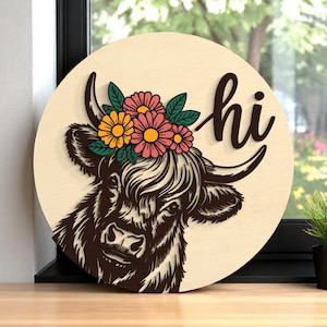 Accroche-porte rustique en forme de vache des Highlands | murale Hi Cow avec couronne florale | Décoration ronde en bois de ferme | Joli cadeau animal occidental