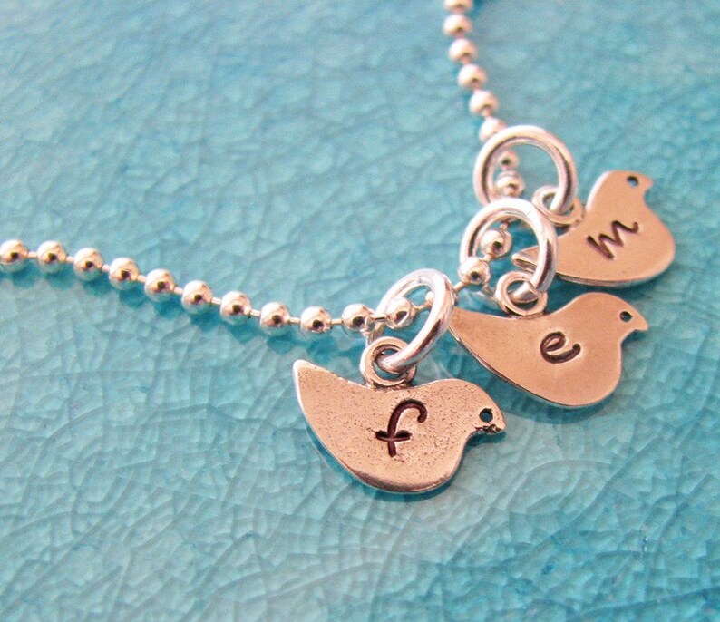 collier de petits oiseaux personnaliser avec des initiales image 1