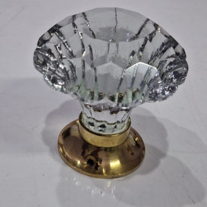 以下が含まれることがあります： ファセットデザインの透明なガラス製のドアノブと真鍮製のベース