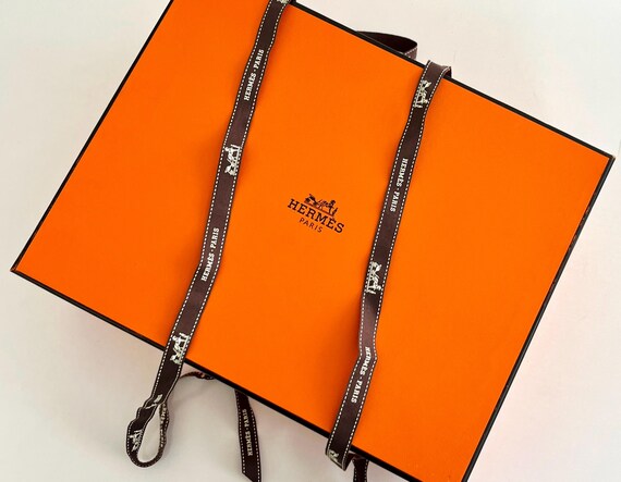 エルメスのオリジナルリボン付きギフトボックス（象徴的なオレンジ色の