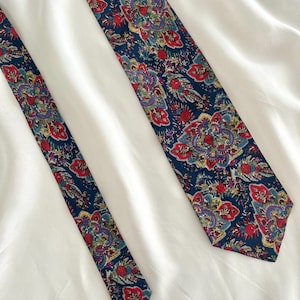 Vintage Pura Seta Italienische Seidenkrawatte | Altmodische Blumenkrawatte | Retro 80er–90er Jahre Herrenmode | 100% Seide | Hergestellt in Italien | Geschenk für Ihn
