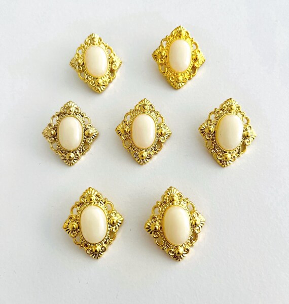 Lot De 15 Boutons Vintage Beige Travaillé - Taille 1,3 Et 1,7 Cm, Référence 0041