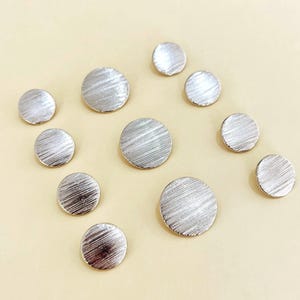 Silberne Blazer Knöpfe für Frauen • Silberne Blazer Knöpfe • 11 Stück • 3 große (20 mm) und 8 kleine (15 mm) • Blazer, Mantel, Uniform Knöpfe