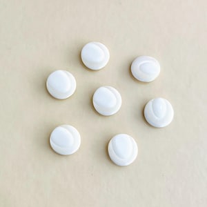 Witte ovale vintage knopen met reliëf – 16 mm – set van 7 – glanzend plastic – look uit het midden van de eeuw – van originele kaart – ongebruikt jaren 70