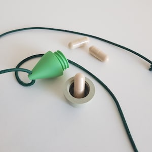 Capsula portaoggetti segreta - piccola collana contenitore verde nascosta per nascondere medicinali, erbe, semi - materiale di origine biologica - cordino regolabile
