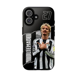 Puede incluir: Funda de teléfono negra con un retrato de un futbolista con una camiseta a rayas blancas y negras. La funda muestra el número 27 y el nombre "WOLTEMADE". La funda está diseñada para un teléfono inteligente.