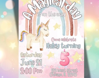 Könnte beinhalten: Eine rosa und weiße Einladung mit einem Regenbogen und einem Einhorn. Der Text lautet "A Magical Day is on the way" und "Come celebrate Haley turning 5".