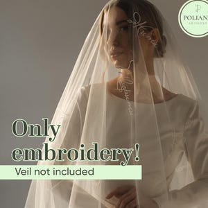 Könnte beinhalten: Ein durchsichtiger weißer Schleier mit zarter Stickerei mit den Worten "Maksimu" und "Sobremeni". Das Bild enthält auch den Text "Only embroidery! Veil not included" und ein Logo von Poliana Artistry.