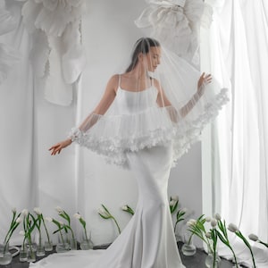 Floraler Braut Schleier, Zwei-Schicht-Tüll Elfenbein Schleier mit Blumenborte, Romantische Braut Kopfschmuck, Eleganter Langer Schleier für die Braut, Heller Elfenbein Schleier