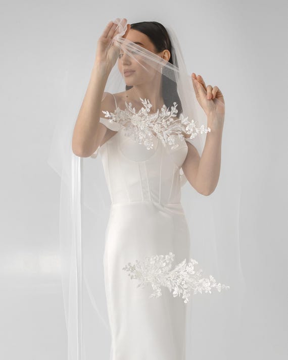 Light Ivory Bridal Veil With Floral Lace Applique, Elegant  display picture 3