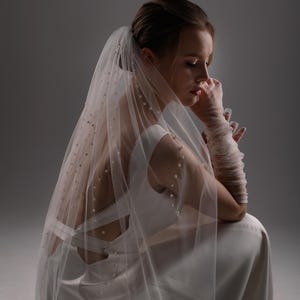 Bridal Veil and Gloves Set with Pearls, Soft Tulle Wedding Veil Set, Wedding Elegant Sheer Gloves and Headpiece, Pearl Accessories for Bride