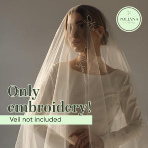 Pode incluir: Um véu branco transparente com bordados delicados com as palavras "Maksimu" e "Sobremeni". A imagem também inclui o texto "Only embroidery! Veil not included" e um logotipo Poliana Artistry.