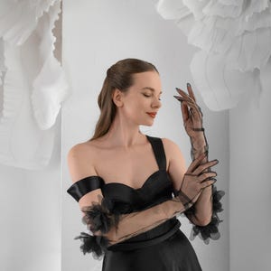 Schiere schwarze Handschuhe, lange Handschuhe mit Blumen, schwarze Handschuhe mit 3D-Blumen, Vintage Hochzeit Accessoires, Goth Hochzeit Handschuhe für Braut