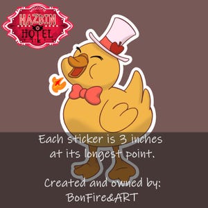 Op de afbeelding: Een gele cartoon eendensticker met een roze vlinderdas en hoge hoed met een appel. De sticker is 7,6 cm op het langste punt. Het Hazbin Hotel-logo staat linksboven.