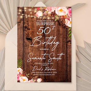 Pode incluir: Um convite com tema rústico para uma surpresa de 50 anos. O design apresenta um fundo de madeira, detalhes florais e luzes de corda. O convite inclui o texto "PLEASE JOIN US FOR A SURPRISE 50th Birthday Honoring Samantha Smith."
