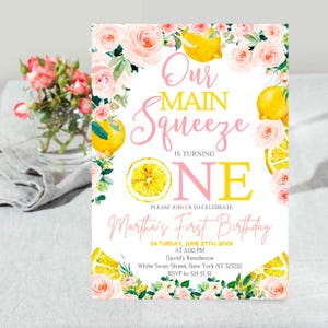 Könnte beinhalten: Eine Geburtstagseinladung mit Zitronen-Thema. Der Text lautet "Our Main Squeeze is Turning One" mit dem Namen "Martha's First Birthday". Das Design umfasst Aquarell-Zitronen, rosa Rosen und grünes Laub.