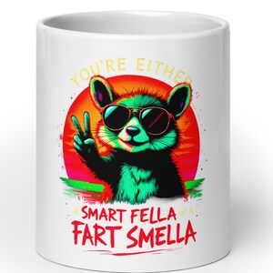 ¿Eres un hombre inteligente o un pedorro? Taza de dibujos animados retro