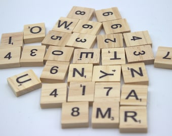lettres Scarbble bois A CHOISIR. Tuiles de scrable de 1,8 x 2cm en bois de peuplier. Pour DIY, loisir créatif, décoration d'intérieur.