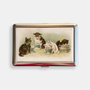 Gatti antropomorfi del 1900 che bevono il tè Artista Helena Maguire Gattino Portasigarette Zigarettenetui Portafoglio Portasigarette in metallo vintage
