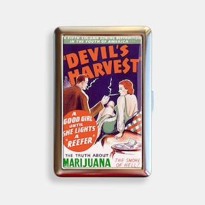 Vintage 1950&#39;s Devil&#39;s Harvest Marijuana Poster Cigarette Case Zigarettenetui Wallet Metal Joint Holder