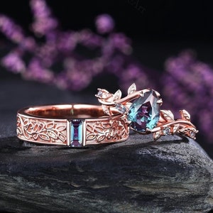 Anillo de pareja con alejandrita en forma de pera, alianza de boda a juego para él y para ella con anillo de hoja y rama de vid, anillo de boda para hombre, conjunto de anillos de promesa únicos