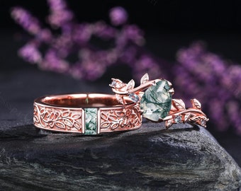 Peut inclure: Ensemble de bagues de fiançailles en or rose avec une pierre précieuse en agate mousse verte et un motif de feuilles. La bande présente un motif floral délicat.