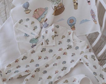Newborn Gift Set – 5-Piece Hot Air Balloon Collection | Organic Cotton Baby Clothes | Baby Shower Gift Box | Unisex Coming Home Outfit