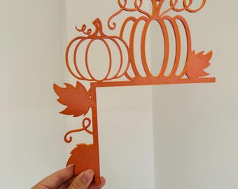 Decoración de otoño, esquina de puerta con forma de calabaza