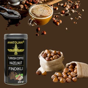 Puede incluir: Una lata negra con letras doradas que dice "Anatolian Turkish Coffee Hazelnut Findikli 250 gr". La lata está rodeada de avellanas y una taza de café.